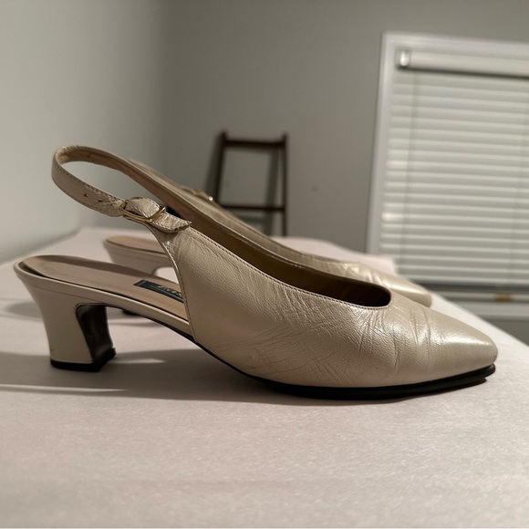 Easy spirit, cream coloured sling back shoes. - Picture 2 of 4
